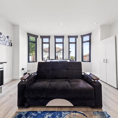 Comfy 1Bdr - 30Mins To Central Ldn - Parking The Hyde Bagian luar foto