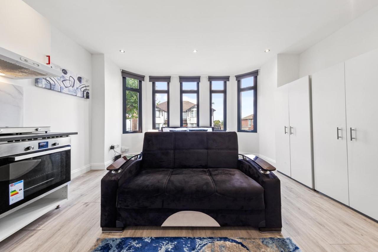 Comfy 1Bdr - 30Mins To Central Ldn - Parking The Hyde Bagian luar foto