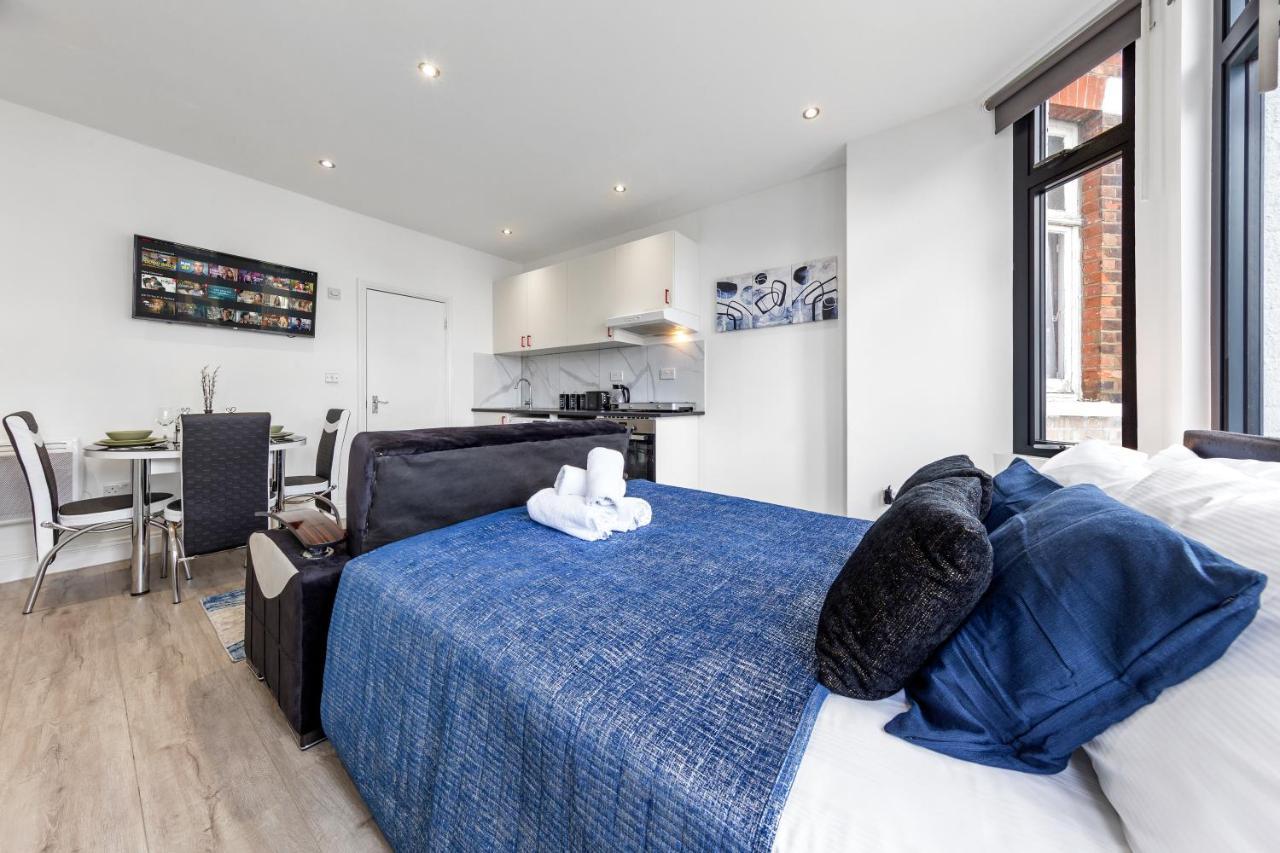 Comfy 1Bdr - 30Mins To Central Ldn - Parking The Hyde Bagian luar foto