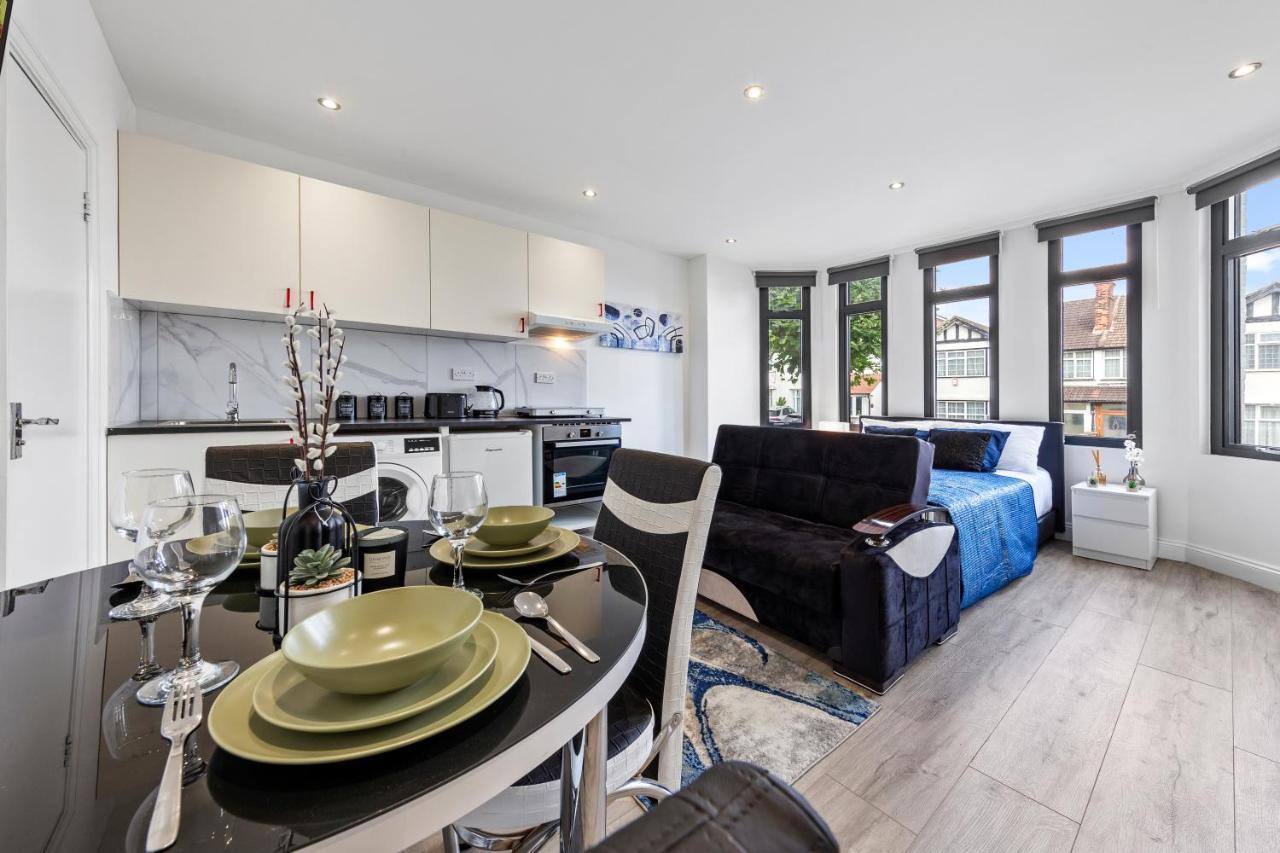 Comfy 1Bdr - 30Mins To Central Ldn - Parking The Hyde Bagian luar foto